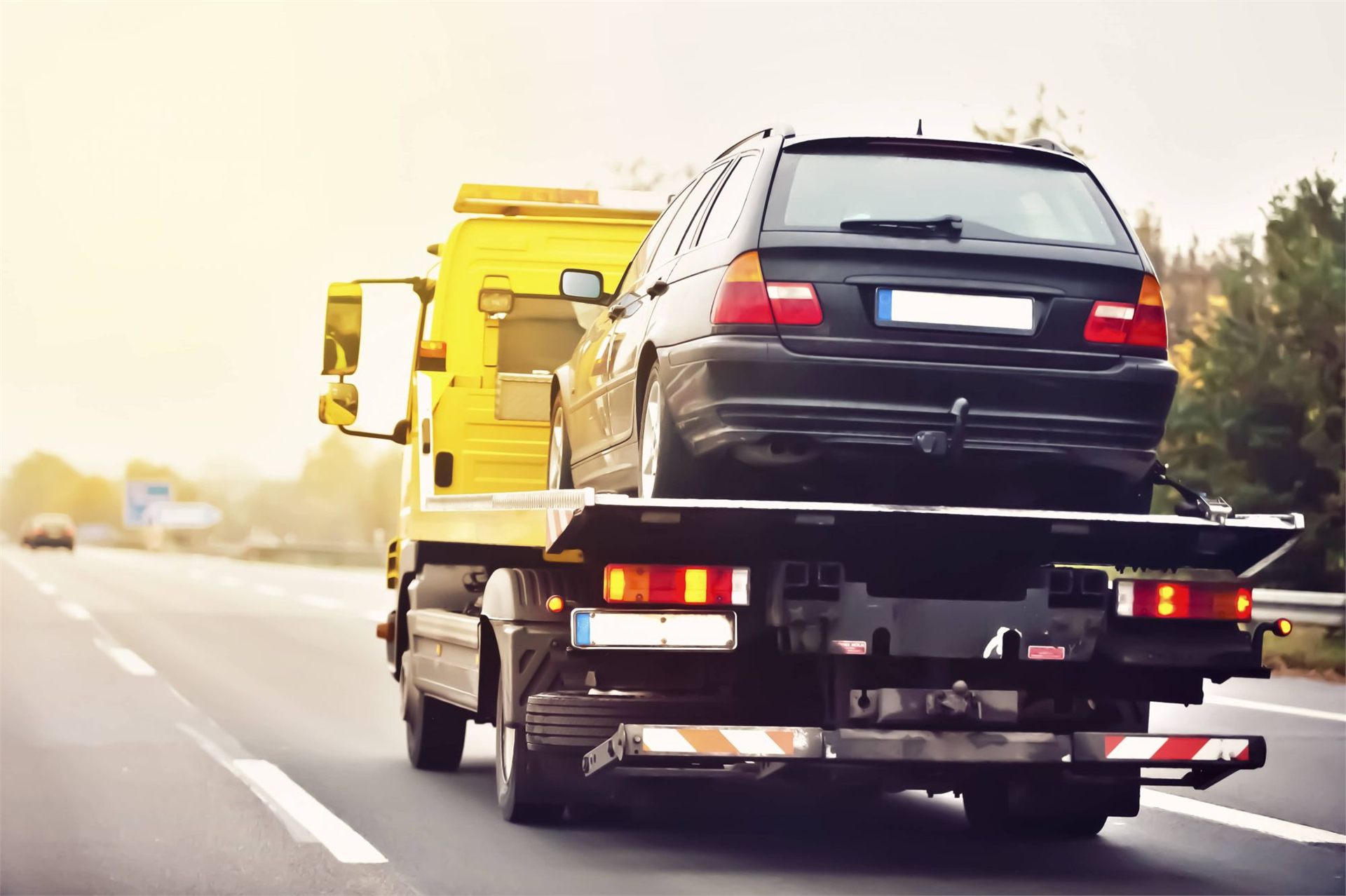 Camion de remorquage transportant un véhicule pour un enlèvement d'épave en Seine-Saint-Denis