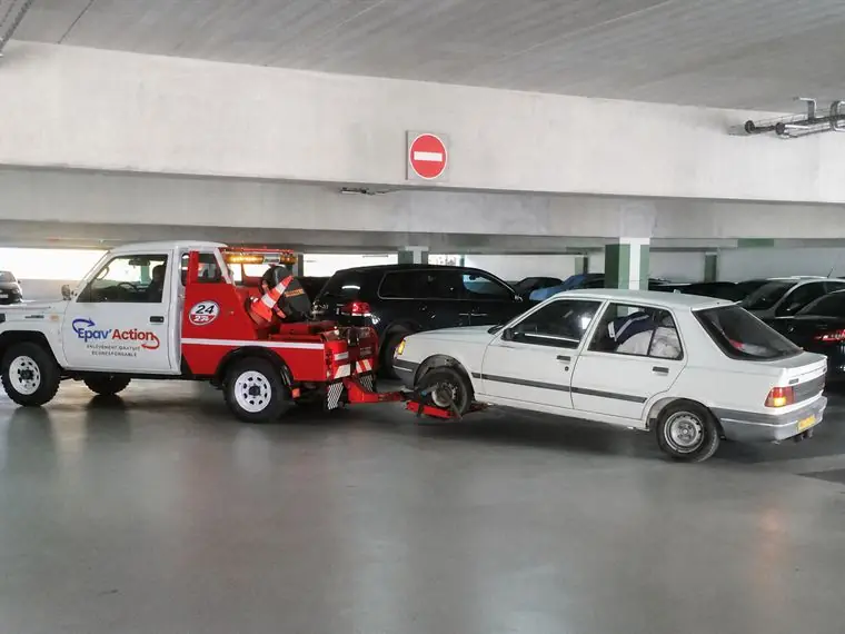 Dépanneuse Epav'Action enlevant un véhicule dans un parking souterrain