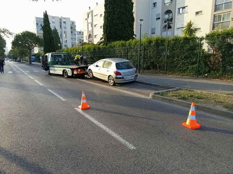 Enlèvement d'un véhicule stationné sur la voie publique, périmètre balisé par des cônes