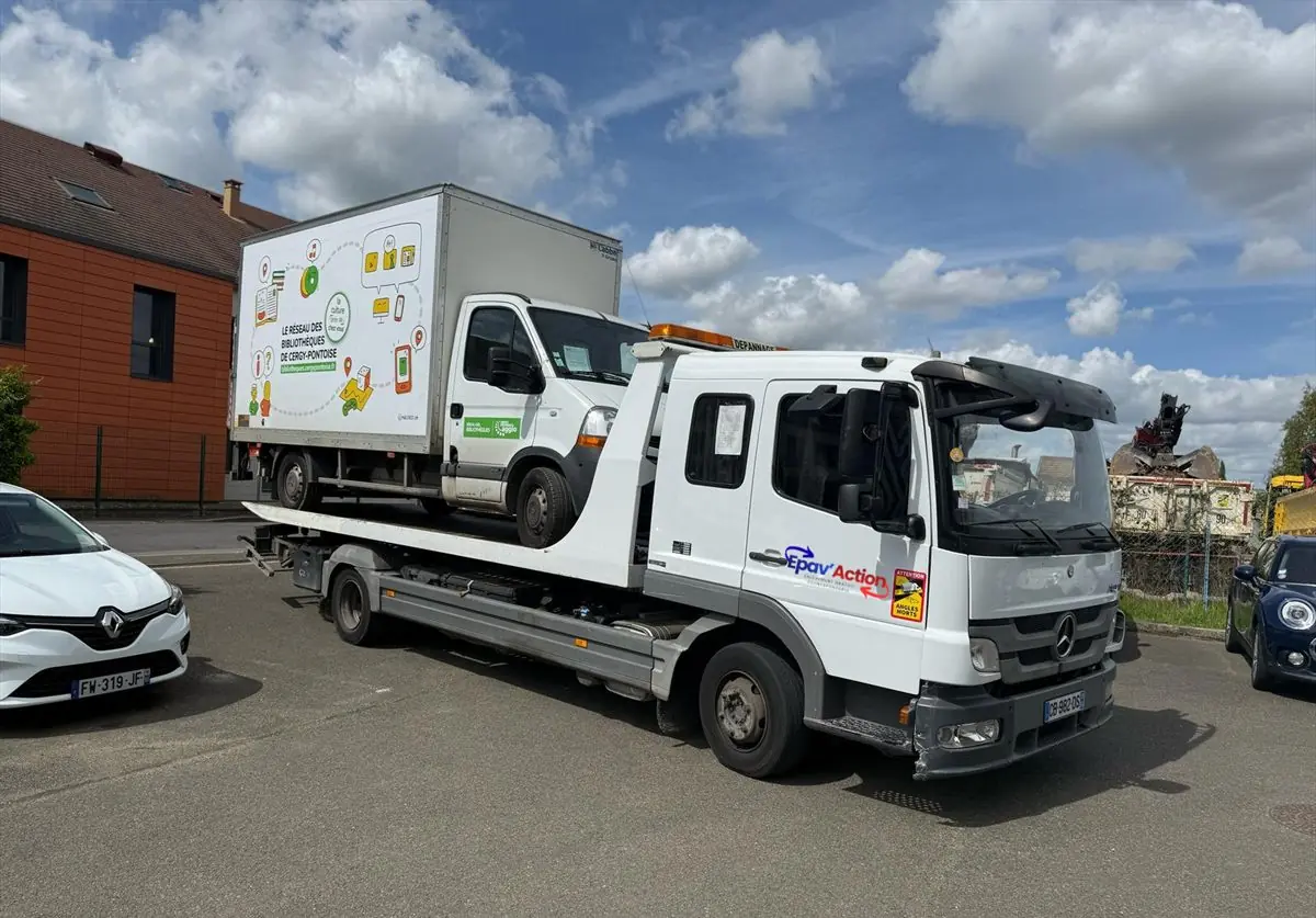 Camion porte-voitures Epav'Action transportant un camion de livraison hors d'usage